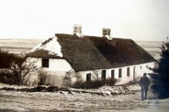 Oldefar-Gregers-Mogensen-ved-huset-i-Pederstrup-fra-foer-1922