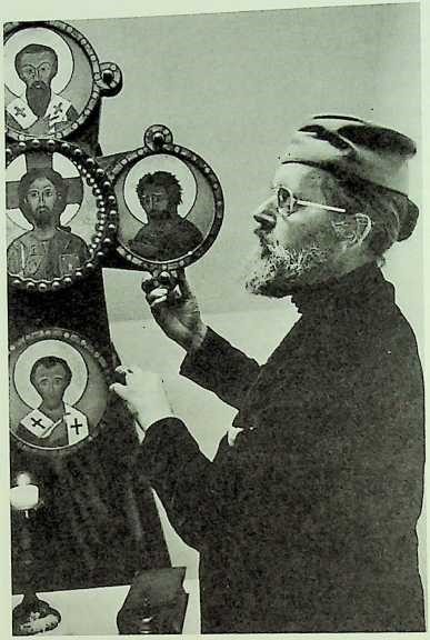 Peter Egor sammen med nogle af sine ikoner (1972).